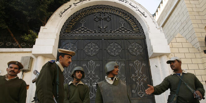 Les forces de sécurité égyptiennes devant une église à Qena, en janvier 2010.