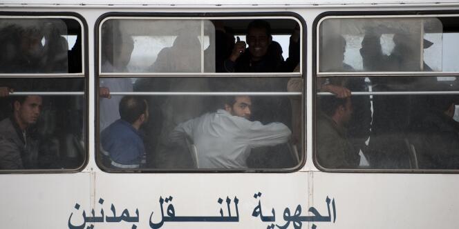 Tunisiens et Egyptiens sont des milliers à se presser sur les routes pour fuir la Libye.