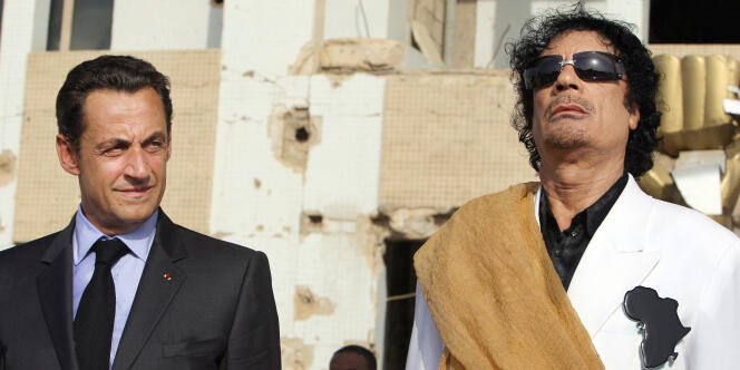 Mouammar Kadhafi accueille Nicolas Sarkozy lors de son arrivée à Tripoli, le 25 juillet 2007.