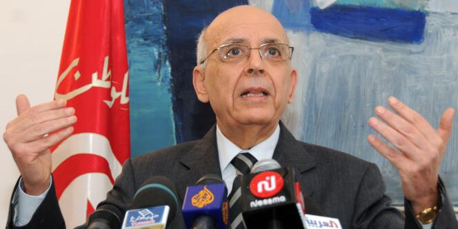Le premier ministre tunisien Mohamed Ghannouchi annonce sa démission lors d'une conférence de presse, le 27 février 2011.