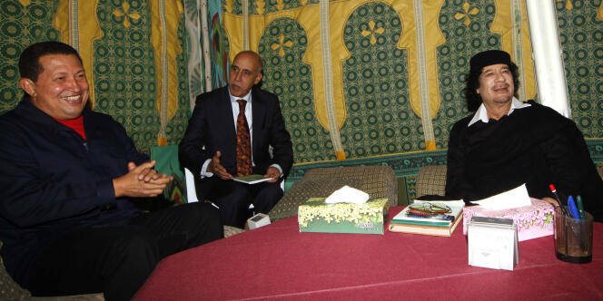 Kadhafi et Chavez lors d'une réunion à Tripoli le 22 octobre.