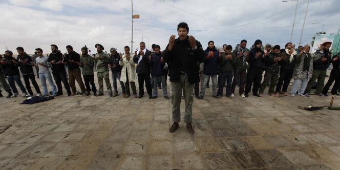 Des insurgés anti-Kadhafi prient, à Ras Lanouf, mercredi 9 mars.