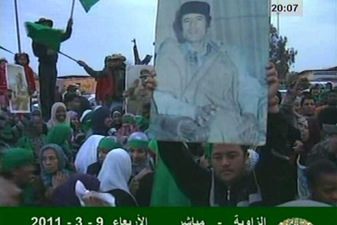 Capture d'écran de la télévision officielle libyenne, qui montre des manifestations pro-Kadhafi, à Zaouïa, mercredi 9 mars.