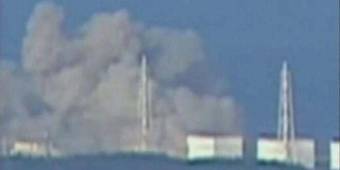 Capture d'écran de la chaîne NTV, montrant la centrale nucléaire de Fuskushima, à 240 kilomètres au nord de Tokyo, ayant subi une explosion dans la matinée du 12 mars 2011.
