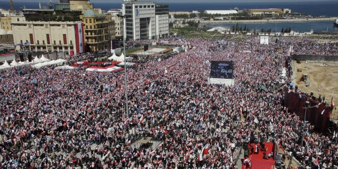 Des milliers de Libanais protestent contre l'armement du Hezbollah, dimanche 13 mars, à Beyrouth.