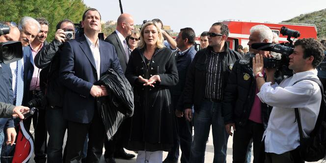 Marine Le Pen et Louis Alliot à Lampedusa, le 14 mars 2011.