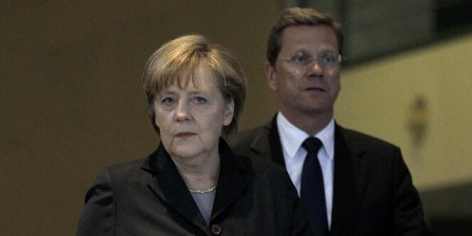 Angela Merkel, accompagnée de Guido Westerwelle, ministre des affaires étrangères, à Berlin, le 12 mars.