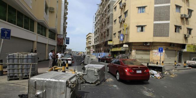 Une rue bloquée à Manama, le 15 mars.