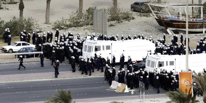 Les forces bahreïnies se préparant à déloger les manifestants qui campaient depuis près d'un mois sur la place pour réclamer des réformes.