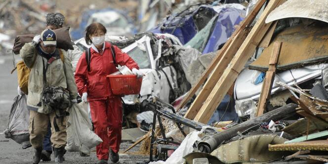 Des survivants dans les décombres de la ville de Kamaishi, dans le nord du Japon, après le séisme du 11 mars 2011.