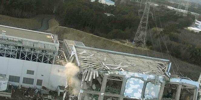 De la fumée s'échappe du réacteur numéro 4 de la centrale de Fukushima. Photo datée du 16 mars.