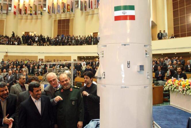 Le président iranien et son ministre de la défense posent devant une réplique de 