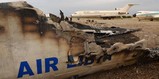 Un avion commercial libyen détruit sur le tarmac de l'aéroport de Benghazi, le 17 mars 2011.