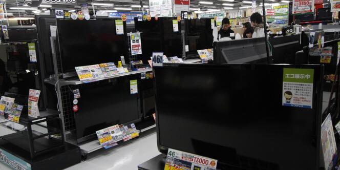 Des postes de télévision sont éteints pour faire des économies d'énergie dans un magasin de Tokyo, vendredi 18 mars.
