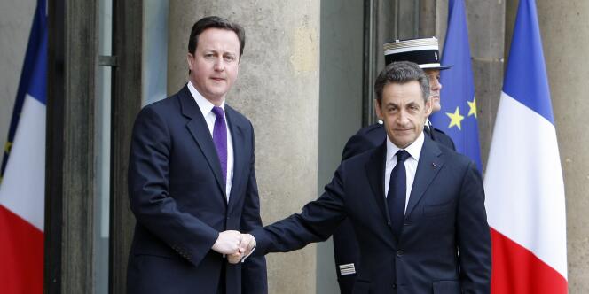 Nicolas Sarkozy reçoit le premier ministre britannique David Cameron à l'Elysée, samedi 19 mars, avant un sommet diplomatique à Paris.