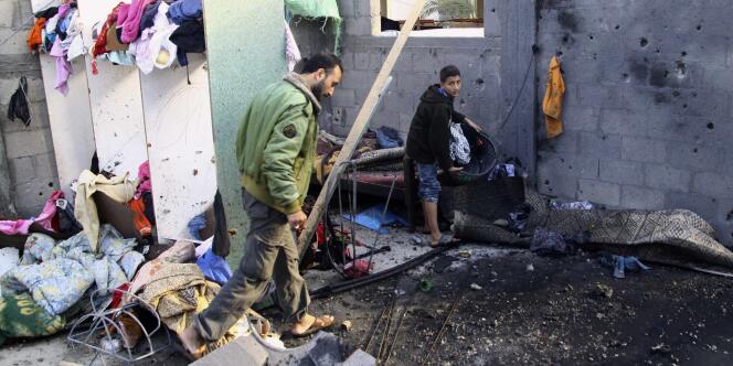 Les restes de la maison détruite dans l'est de Gaza, mardi.