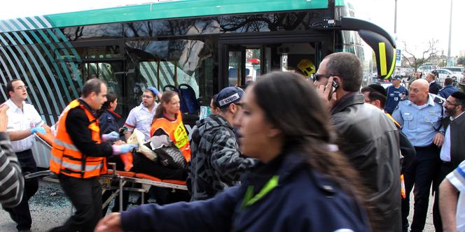 La bombe a été placée dans un sac près d'un bus.