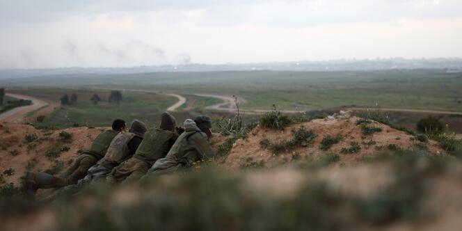 Des soldats israéliens en position près de la frontière avec la bande de Gaza, le 23 mars.