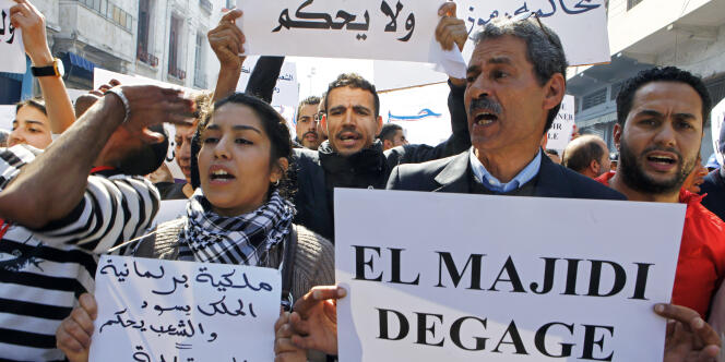 A Casablanca, le 20 mars,  les manifestants réclament plus de démocratie et moins de corruption. Des pancartes demandent le départ du secrétaire particulier du roi.