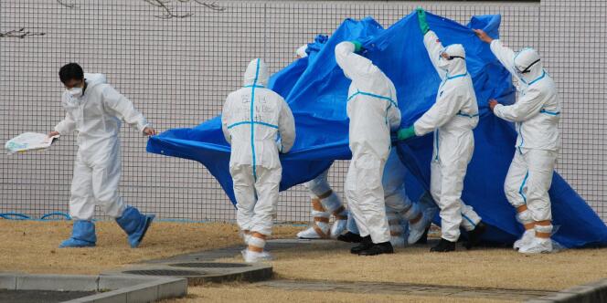 Des soldats japonais à la centrale de Fukushima, vendredi 25 mars.