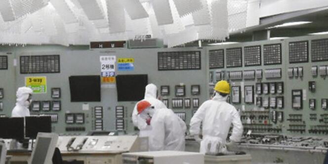Photo diffusée samedi 26 mars 2011 par Tepco montrant des techniciens dans le réacteur n° 2 de la centrale de Fukushima.