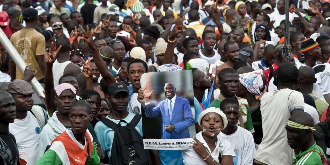 Des partisans de Laurent Gbagbo, samedi 26 mars à Abidjan.