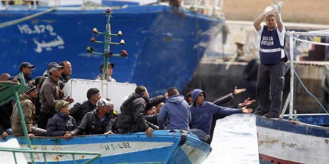Des migrants tunisiens arrivent à Lampedusa, le 30 mars dernier.