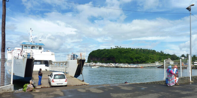La barge permettant la traversée entre les îles de Grande-Terre et de Petite-Terre à Mayotte, le 17 mars 2011.
