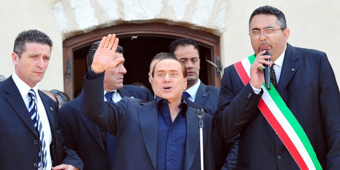 Silvio Berlusconi, le 30 mars à Lampedusa. Il a promis de présenter l'île pour le prix Nobel de la paix. 