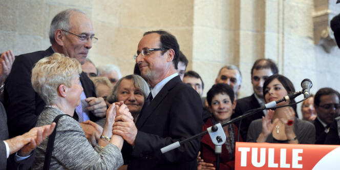 François Hollande, qui vient d'être réélu président du conseil général de Corrèze, est félicité par des sympathisants après avoir annoncé sa candidature aux primaires socialistes, le 31 mars 2011 à Tulle .