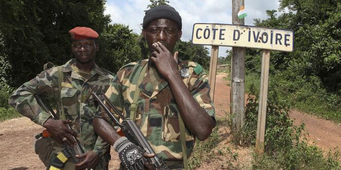 Des soldats des Forces républicaines près de la frontière entre la Côte d'Ivoire et le Liberia, le 24 mars.