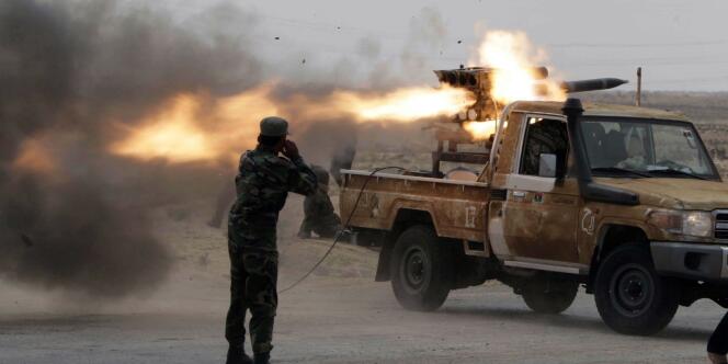 Une roquette est tirée par les rebelles sur la route entre Ajdabiya et Brega, le 31 mars 2011.