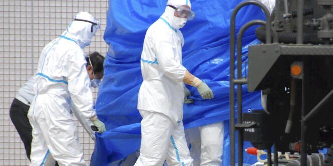Un ouvrier ayant travaillé sur la centrale de Fukushima est transporté à l'hôpital, le 25 mars 2011.