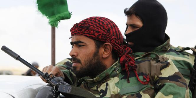 Des rebelles se rendent sur le front près d'Ajdabiya, en Libye.