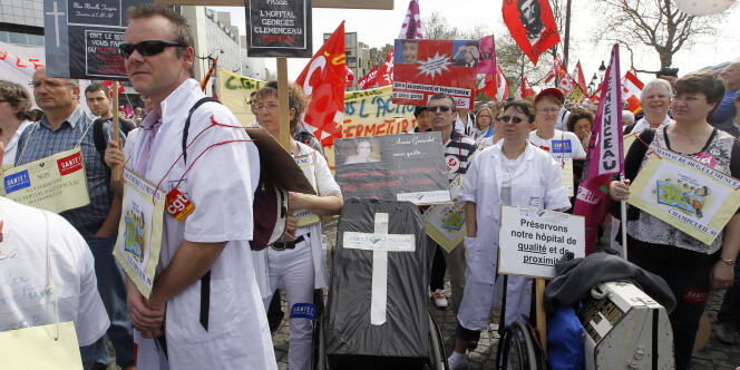 Rassemblement des personnels de santé samedi 2 avril, place de la Bastille à Paris.