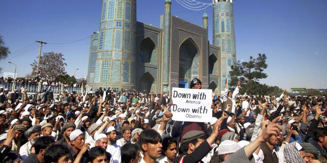 La veille, une manifestation similaire avait provoqué la mort de douze personnes dans les bureaux de l'ONU à Mazar-e-Charif.