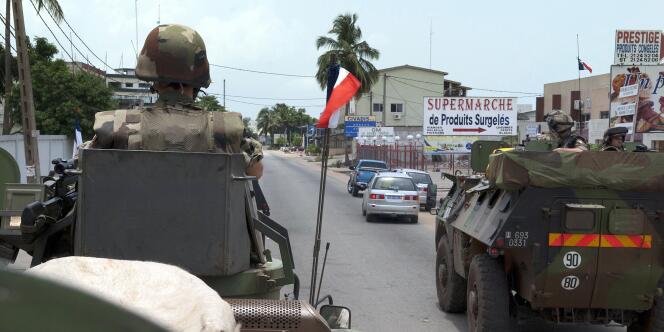 Les forces françaises patrouillant dans les rues d'Abidjan, samedi 2 avril.