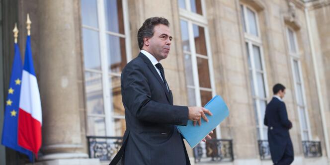 Le ministre de l'éducation nationale, Luc Chatel, devant l'Elysée, le 23 mars.