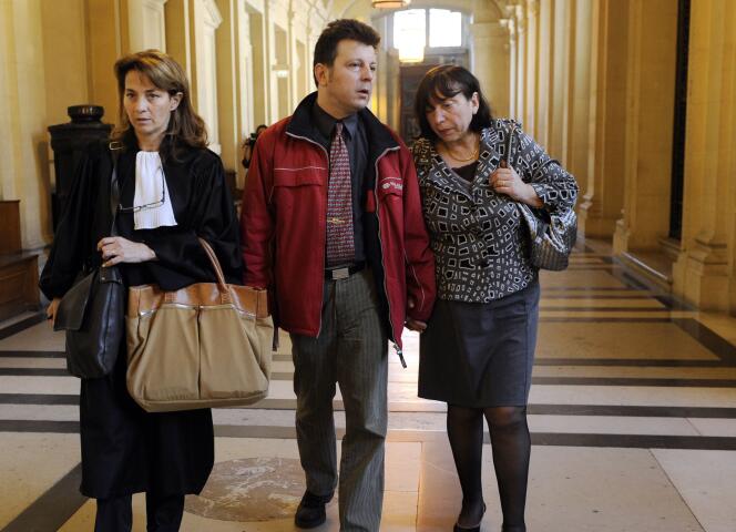 Sylvie et Dominique Mennesson et leur avocate, Nathalie Boudjerada, quittent le palais de justice de Paris, mercredi 6 avril, après l'examen par la Cour de cassation de leur pourvoi. 