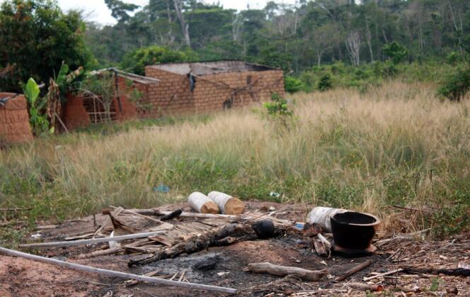Un corps brûlé découvert à Duékoué après le massacre des 29 et 30 mars 2011.