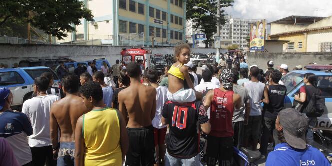Devant l'école Tasso da Silveira, dans le quartier de Realengo à Rio de Janeiro, où une fusillade a eu lieu, jeudi 7 avril.