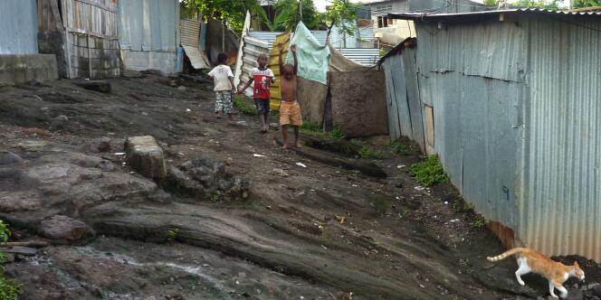 A Mayotte, dans le quartier du Plateau, en mars 2011, sur lîle de Grande-Terre. La pauvreté et les difficultés d'accès à l'eau, notamment, favorisent la malnutrition.