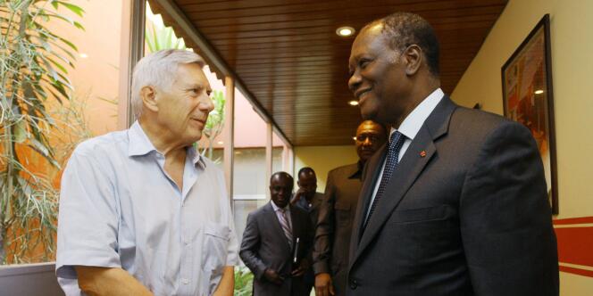 Alassane Ouattara discute avec l'ambassadeur de France à Abidjan, Jean-Marc Simon, jeudi 7 avril.