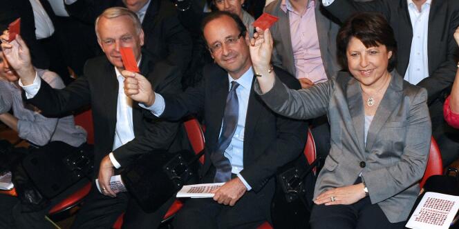 François Hollande, Martine Aubry et Ségolène Royal lors du vote du projet socialiste pour 2012. Ils sont les trois favoris.