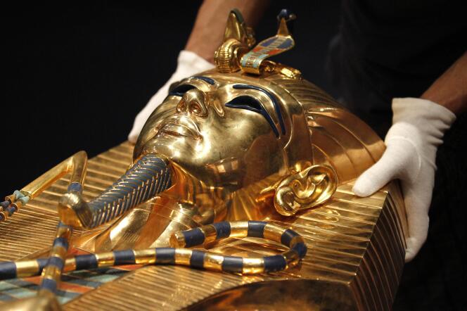 Une réplique du sarcophage du pharaon Toutankhamon.