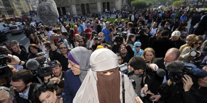 Une femme portant le niqab manifeste devant Notre Dame de Paris, lundi 11 avril.