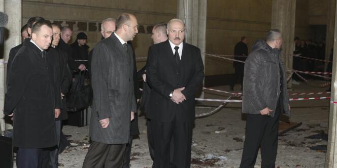 Le président biélorusse Loukachenko sur les lieux de l'explosion à Minsk, le 11 avril.