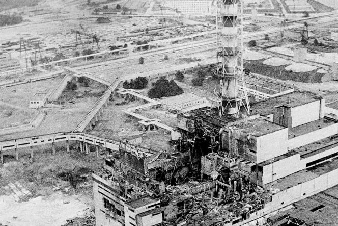 La centrale nucléaire de Tchernobyl après l'explosion, en avril 1986.