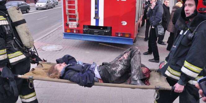 Une victime de l'explosion est prise en charge par les secours à Minsk, en Biélorussie le 11 avril.