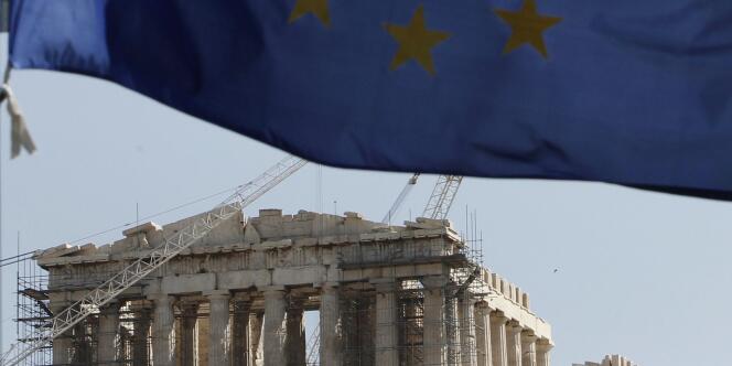 Le drapeau européen devant le temple du Parthénon en rénovation, à Athènes, le 11 avril.